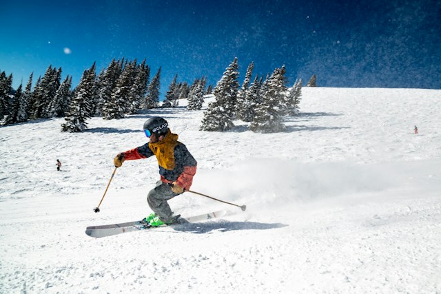 Les meilleurs skis de piste pour skieur intermédiaire en 2026-2027